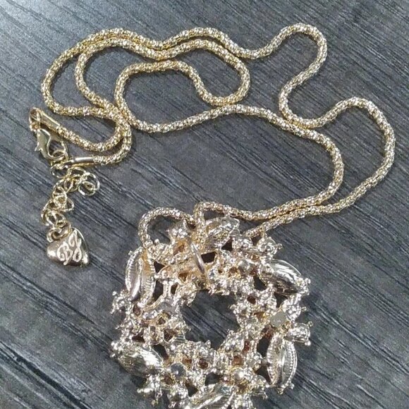 Betsey Johnson  PINK & GOLD WREATH Rhinestone Pendant Necklace - Picture 2 of 3